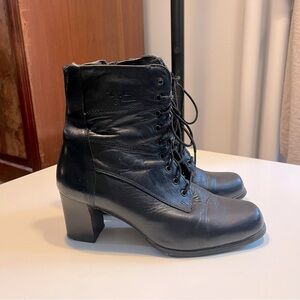 Women's size 8-8.5 Canadian made vintage Leather lace up heeled Ankle Boots